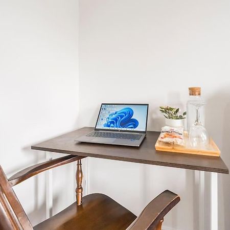 En-Suit Room With Free Dedicated Parking Manchester Exteriör bild