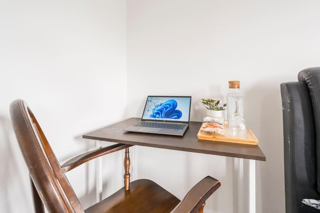 En-Suit Room With Free Dedicated Parking Manchester Exteriör bild
