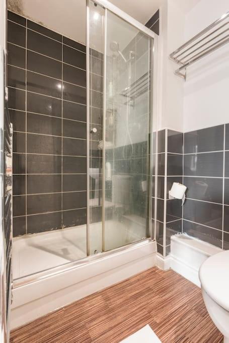 En-Suit Room With Free Dedicated Parking Manchester Exteriör bild
