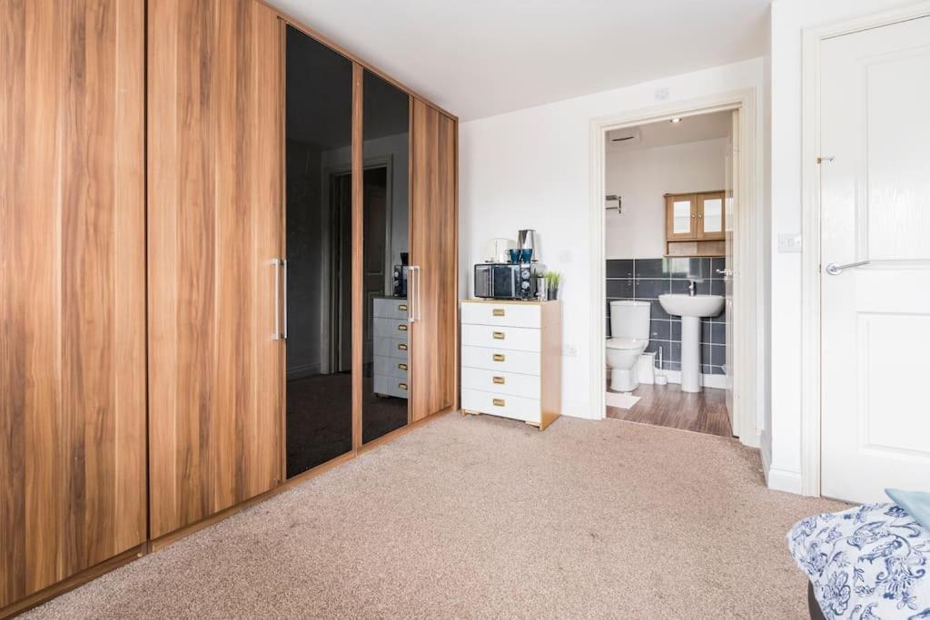 En-Suit Room With Free Dedicated Parking Manchester Exteriör bild